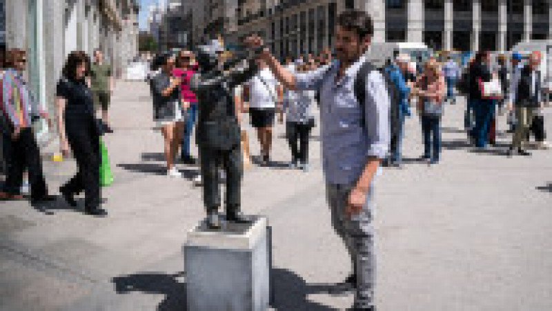 Artistul chilian Nicolas Miranda a fost cel care a pus mica statuie, realizată din poliuretan, în piața centrală. Foto: Profimedia Images | Poza 10 din 10