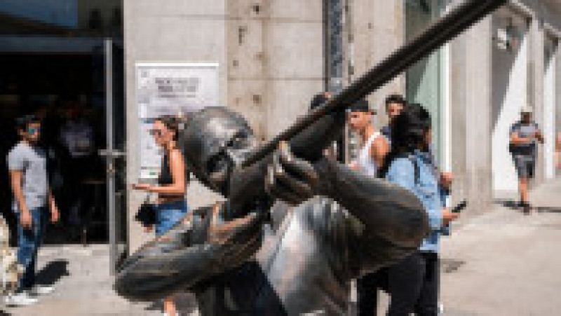 Statuia îl înfățișează pe suveranul spaniol cu o pușcă de vânătoare în mâini. Foto: Profimedia Images | Poza 2 din 10