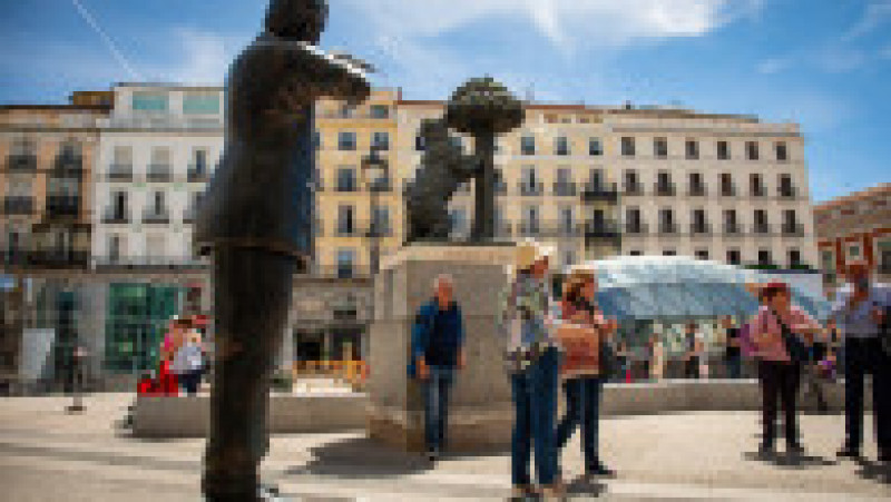 Regele Juan Carlos este înfățișat cu o pușcă de vânătoare în mâini, țintind spre ursul din emblema Madridului. Foto: Profimedia Images | Poza 3 din 10