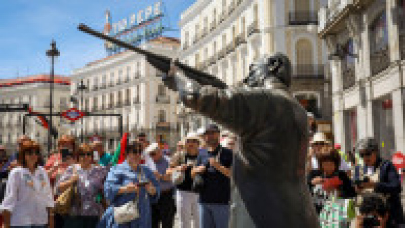 Regele Juan Carlos este înfățișat cu o pușcă de vânătoare în mâini, țintind spre ursul din emblema Madridului. Foto: Profimedia Images | Poza 4 din 10