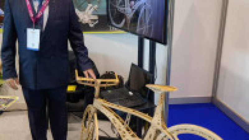 Dan Sobol și invenția sa, cea mai ușoară bicicletă de lemn din lume. Sursa foto: Consiliul Județean Arad | Poza 1 din 4