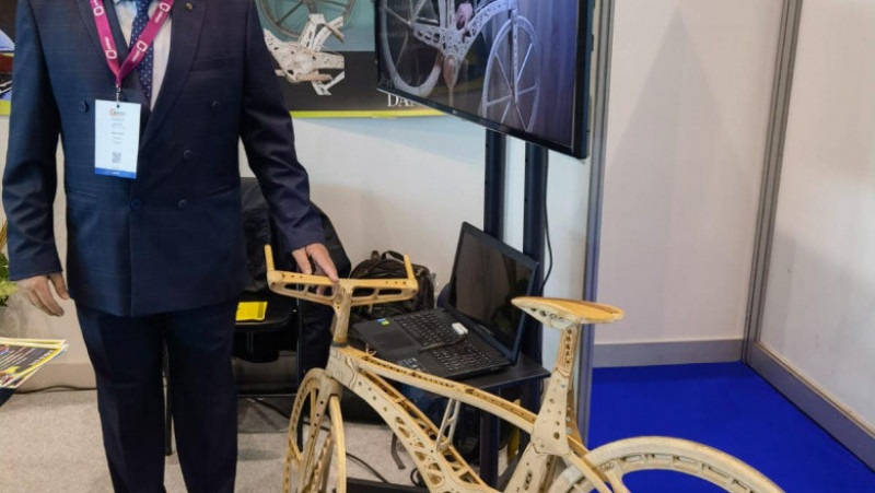 Dan Sobol și invenția sa, cea mai ușoară bicicletă de lemn din lume. Sursa foto: Consiliul Județean Arad