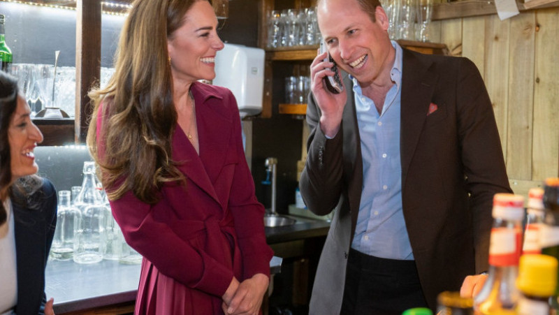 Moştenitorul tronului britanic şi soţia sa, Kate, au mers la un restaurant indian în timpul unei vizite la Birmingham. Foto: Profimedia