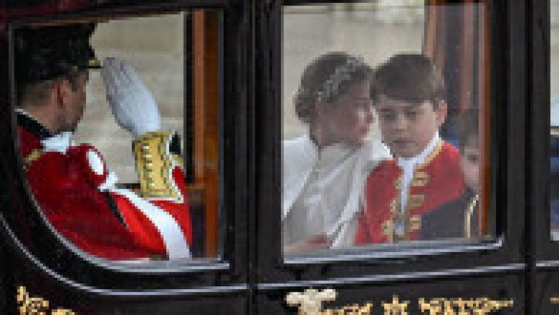 Prinţul William, moştenitorul tronului, alături de soția sa și cei trei copii l-au urmat pe rege într-o caleașcă mai mică. Foto: Profimedia Images | Poza 3 din 4