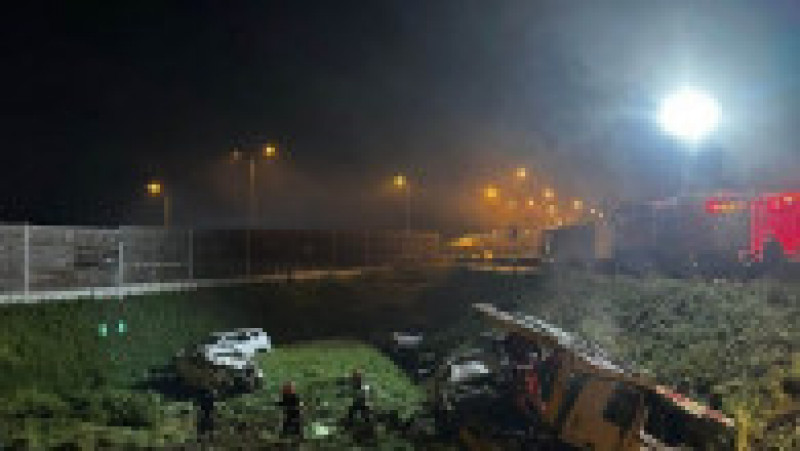 Un autotren care transporta mașini s-a răsturnat pe autostradă, în Arad. Foto: ISU Arad | Poza 6 din 7