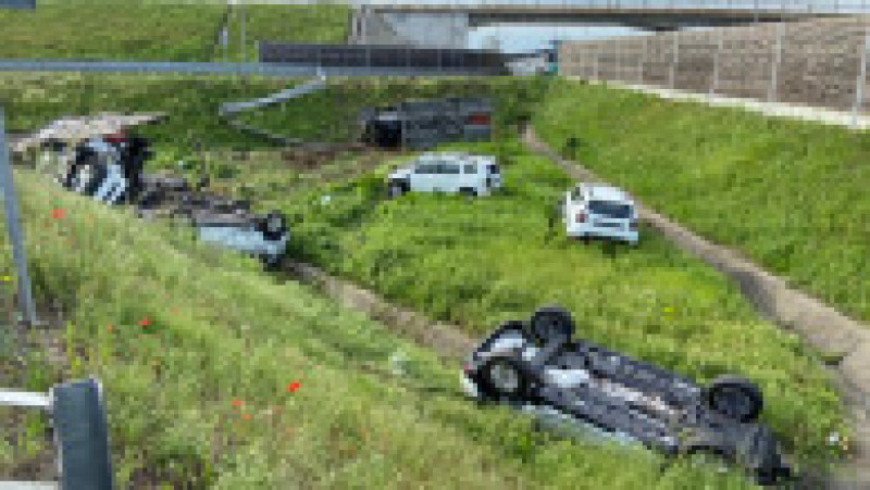 Un autotren care transporta mașini s-a răsturnat pe autostradă, în Arad | Poza 1 din 7
