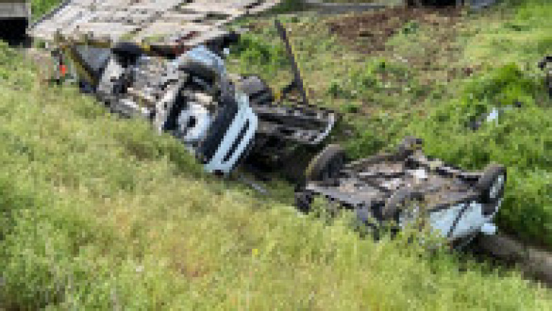 Un autotren care transporta mașini s-a răsturnat pe autostradă, în Arad | Poza 2 din 7