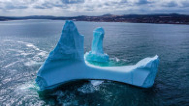 Fotograful canadian Ken Pretty a observat un aisberg de 9 metri cu o formă interesantă în largul coastei de est a insulei Newfoundland. Foto: Profimedia | Poza 1 din 18