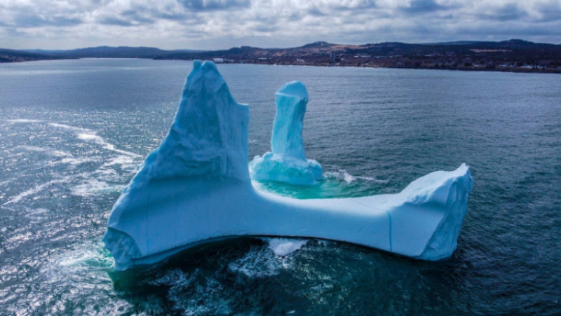 Fotograful canadian Ken Pretty a observat un aisberg de 9 metri cu o formă interesantă în largul coastei de est a insulei Newfoundland. Foto: Profimedia