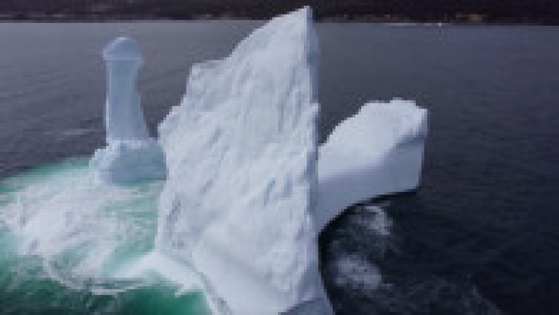 Fotograful canadian Ken Pretty a observat un aisberg de 9 metri cu o formă interesantă în largul coastei de est a insulei Newfoundland. Foto: Profimedia | Poza 2 din 18