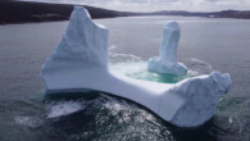 Fotograful canadian Ken Pretty a observat un aisberg de 9 metri cu o formă interesantă în largul coastei de est a insulei Newfoundland. Foto: Profimedia | Poza 3 din 18