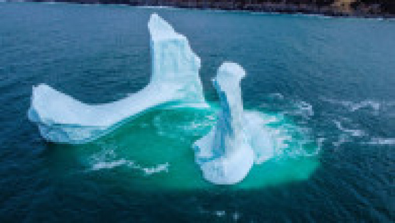 Fotograful canadian Ken Pretty a observat un aisberg de 9 metri cu o formă interesantă în largul coastei de est a insulei Newfoundland. Foto: Profimedia | Poza 11 din 18