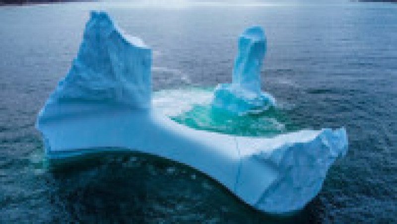 Fotograful canadian Ken Pretty a observat un aisberg de 9 metri cu o formă interesantă în largul coastei de est a insulei Newfoundland. Foto: Profimedia | Poza 8 din 18