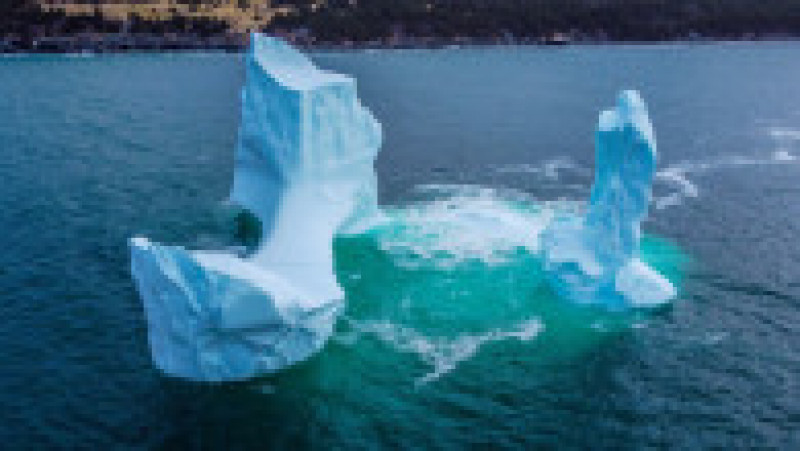 Fotograful canadian Ken Pretty a observat un aisberg de 9 metri cu o formă interesantă în largul coastei de est a insulei Newfoundland. Foto: Profimedia | Poza 9 din 18