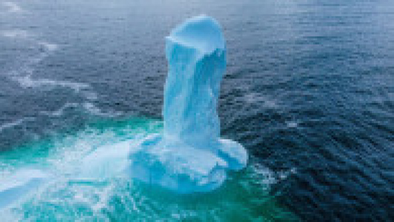 Fotograful canadian Ken Pretty a observat un aisberg de 9 metri cu o formă interesantă în largul coastei de est a insulei Newfoundland. Foto: Profimedia | Poza 12 din 18