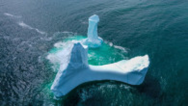 Fotograful canadian Ken Pretty a observat un aisberg de 9 metri cu o formă interesantă în largul coastei de est a insulei Newfoundland. Foto: Profimedia | Poza 7 din 18