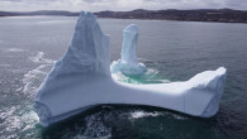 Fotograful canadian Ken Pretty a observat un aisberg de 9 metri cu o formă interesantă în largul coastei de est a insulei Newfoundland. Foto: Profimedia | Poza 4 din 18