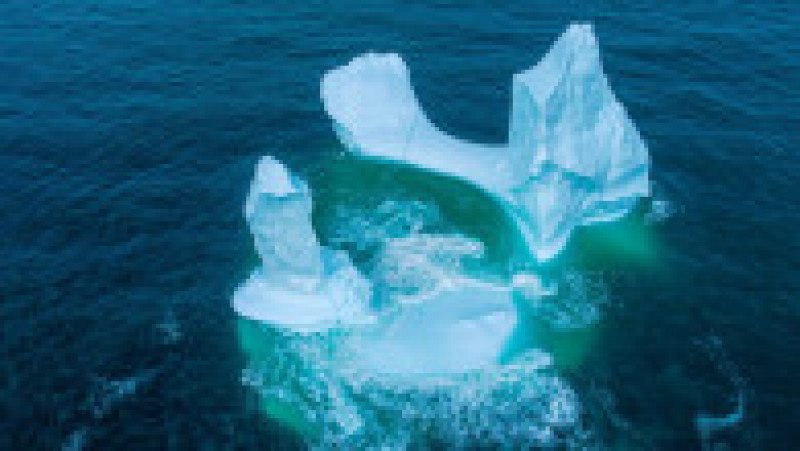 Fotograful canadian Ken Pretty a observat un aisberg de 9 metri cu o formă interesantă în largul coastei de est a insulei Newfoundland. Foto: Profimedia | Poza 6 din 18