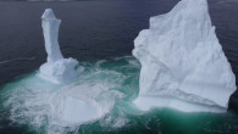 Fotograful canadian Ken Pretty a observat un aisberg de 9 metri cu o formă interesantă în largul coastei de est a insulei Newfoundland. Foto: Profimedia | Poza 17 din 18