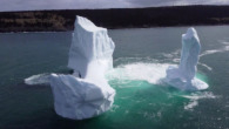 Fotograful canadian Ken Pretty a observat un aisberg de 9 metri cu o formă interesantă în largul coastei de est a insulei Newfoundland. Foto: Profimedia | Poza 14 din 18