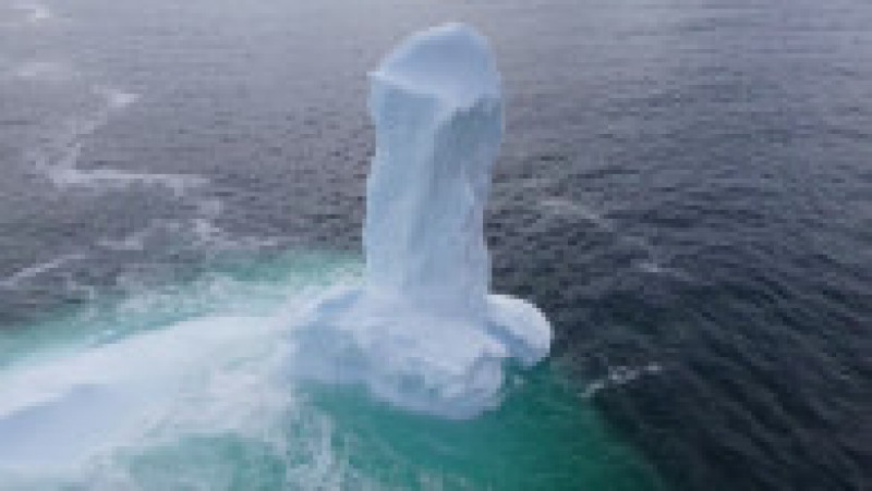 Fotograful canadian Ken Pretty a observat un aisberg de 9 metri cu o formă interesantă în largul coastei de est a insulei Newfoundland. Foto: Profimedia | Poza 15 din 18