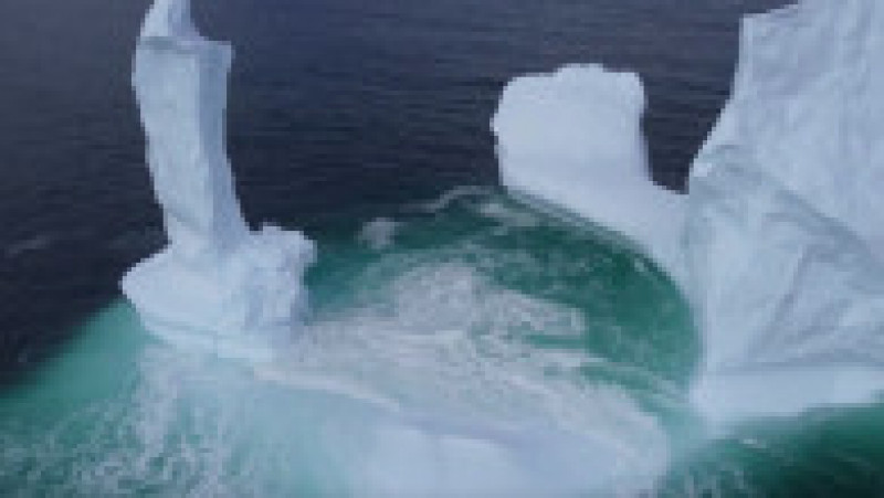 Fotograful canadian Ken Pretty a observat un aisberg de 9 metri cu o formă interesantă în largul coastei de est a insulei Newfoundland. Foto: Profimedia | Poza 16 din 18