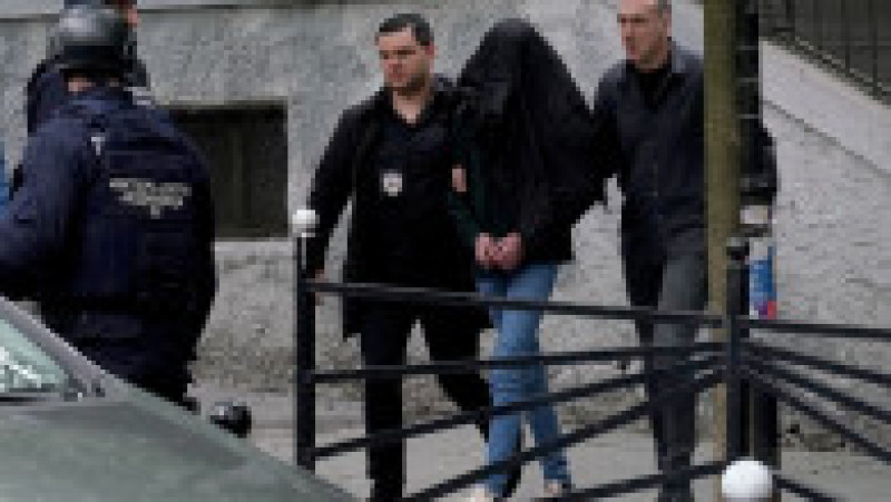 Elevul de 14 ani a fost încătușat și este escortat de poliție în afara școlii FOTO: Profimedia Images | Poza 3 din 3