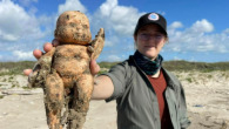 Păpuși înfricoșătoare și alte obiecte descoperite pe o plajă din Texas. Captură foto: Facebook: Mission-Aransas Reserve | Poza 8 din 14