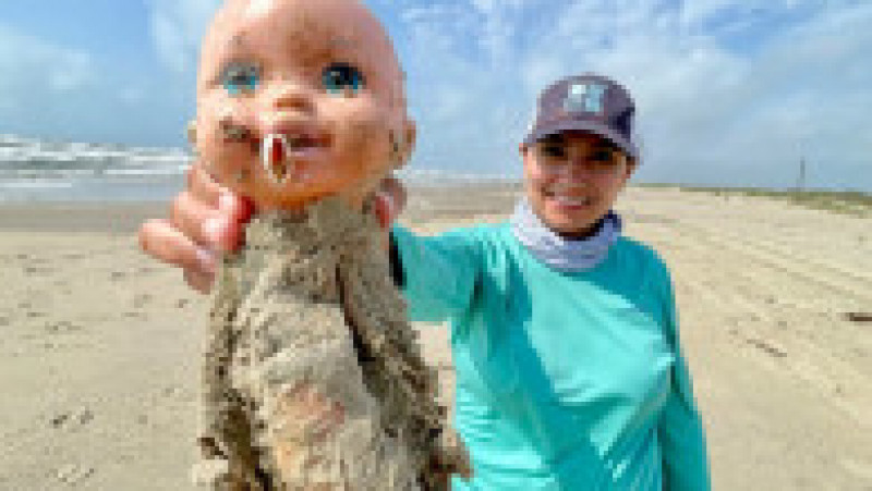 Păpuși înfricoșătoare și alte obiecte descoperite pe o plajă din Texas. Captură foto: Facebook: Mission-Aransas Reserve | Poza 7 din 14
