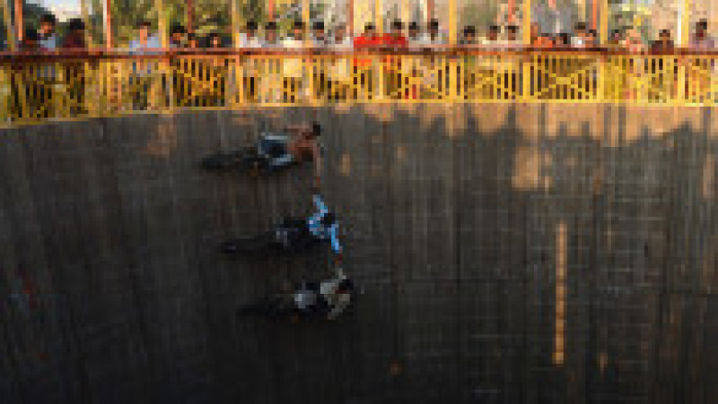 Cascadorii în „fântâna morții” de la târgul Erangal din Mumbai. Foto: Profimedia Images | Poza 16 din 16