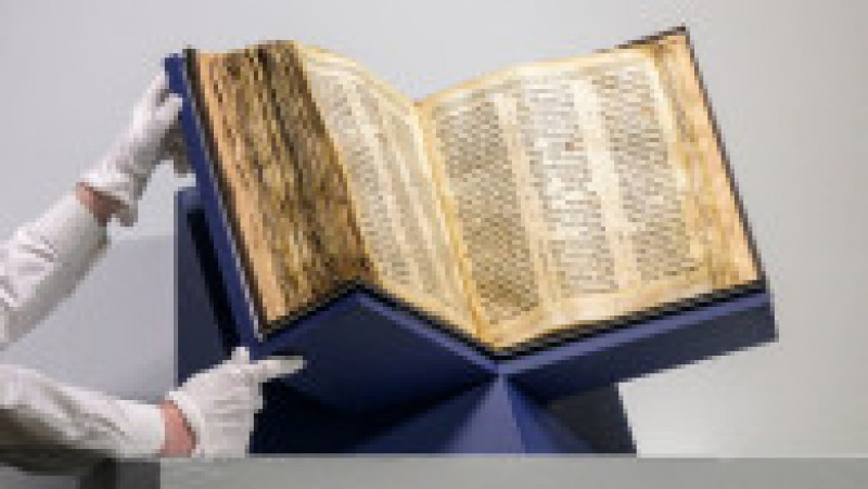 Un fost ambasador al SUA în România a cumpărat o biblie veche de 1.000 de ani pentru o sumă record. FOTO: Profimedia Images | Poza 2 din 7