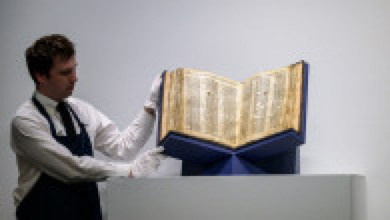 Un fost ambasador al SUA în România a cumpărat o biblie veche de 1.000 de ani pentru o sumă record. FOTO: Profimedia Images | Poza 1 din 7