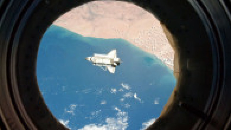 Nava spațială Discovery, văzută din Stația Spațială Internațională, 2011. Foto: Profimedia Images | Poza 3 din 13