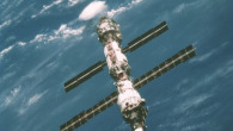 Stația Spațială Internațională în noiembrie 2000. Module, de sus în jos: Unity, Zaria și Zvezda. Foto: Profimedia Images | Poza 12 din 13
