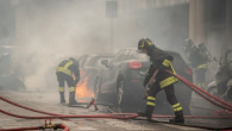 Explozie în centrul orașului Milano. Mai multe mașini au fost cuprinse de flăcări. FOTO: Profimedia Images | Poza 2 din 5
