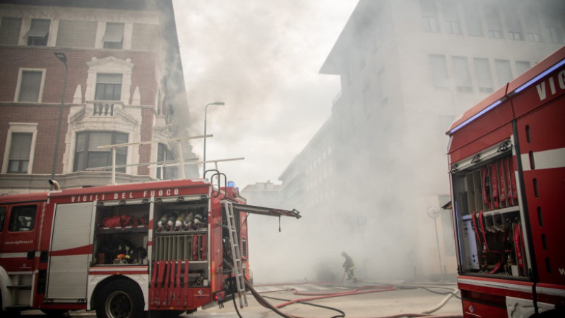 Explozie în centrul orașului Milano. Mai multe mașini au fost cuprinse de flăcări. FOTO: Profimedia Images