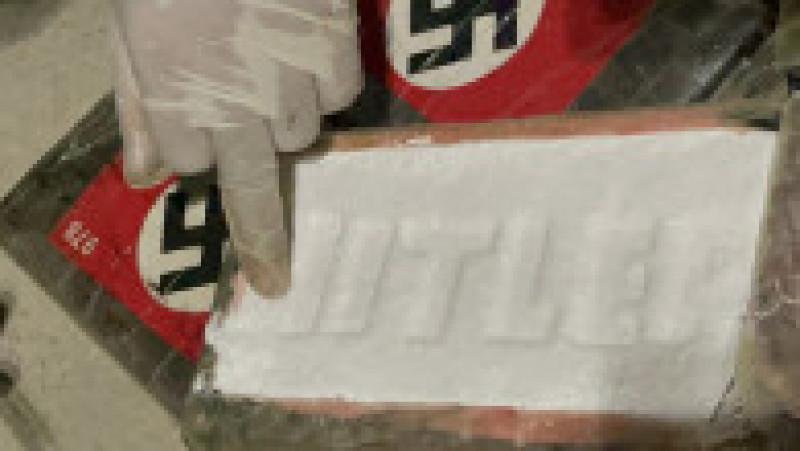 Pulberea albă era repartizată în circa 50 de pachete, având cuvântul „Hitler” scris pe deasupra. Foto: Profimedia | Poza 3 din 4