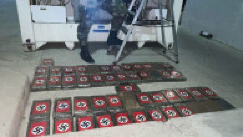 Pulberea albă era repartizată în circa 50 de pachete, având cuvântul „Hitler” scris pe deasupra. Foto: Profimedia | Poza 4 din 4