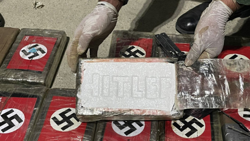 Pulberea albă era repartizată în circa 50 de pachete, având cuvântul „Hitler” scris pe deasupra. Foto: Profimedia