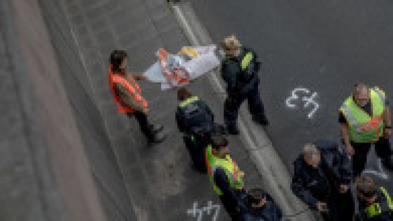 Timp de luni de zile, organizația Letzte Generation (rom.: Ultima Generație) a perturbat traficul în mai multe orașe germane și a protestat în moduri bizare – aruncând cu piure de cartofi în opere de art sau lipindu-se de ziduri și asfalt. Foto: Profimedia Images | Poza 11 din 22