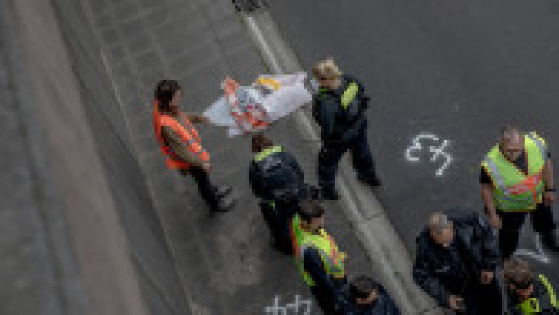 Timp de luni de zile, organizația Letzte Generation (rom.: Ultima Generație) a perturbat traficul în mai multe orașe germane și a protestat în moduri bizare – aruncând cu piure de cartofi în opere de art sau lipindu-se de ziduri și asfalt. Foto: Profimedia Images | Poza 12 din 22