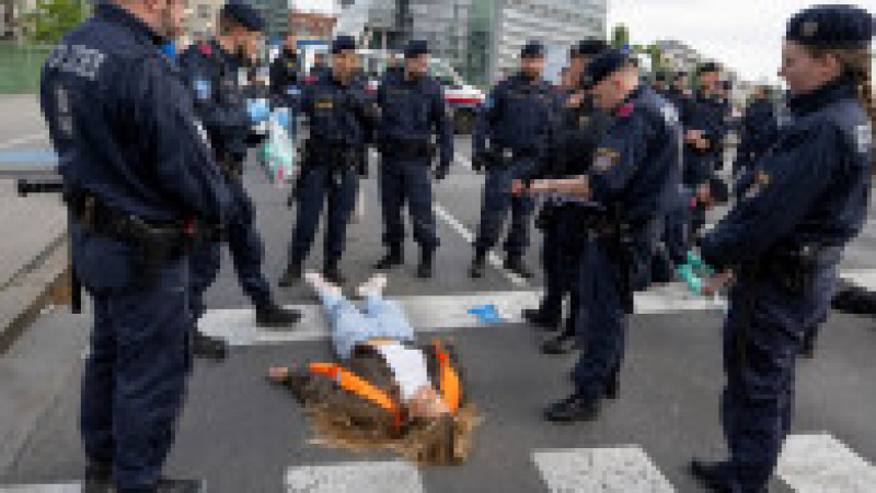 Protestatară lipită de asfalt, la un protest al Letzte Generation. Foto: Profimedia Images | Poza 4 din 22