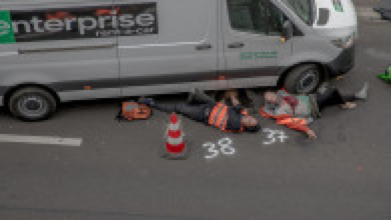 Timp de luni de zile, organizația Letzte Generation (rom.: Ultima Generație) a perturbat traficul în mai multe orașe germane și a protestat în moduri bizare – aruncând cu piure de cartofi în opere de art sau lipindu-se de ziduri și asfalt. Foto: Profimedia Images | Poza 5 din 22