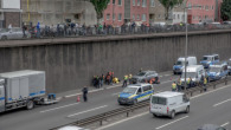 Timp de luni de zile, organizația Letzte Generation (rom.: Ultima Generație) a perturbat traficul în mai multe orașe germane și a protestat în moduri bizare – aruncând cu piure de cartofi în opere de art sau lipindu-se de ziduri și asfalt. Foto: Profimedia Images | Poza 14 din 22