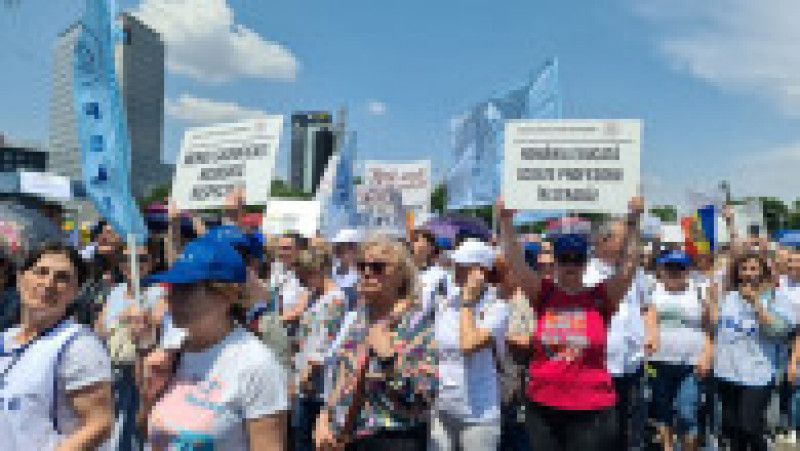 Mii de profesorii au protestat joi în Piaţa Victoriei din Bucureşti. FOTO: Fscebook FSLI | Poza 9 din 11