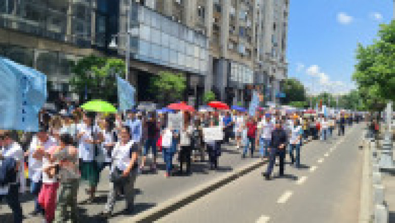 Mii de profesorii protestează joi în Piaţa Victoriei din Bucureşti. FOTO: Fscebook FSLI | Poza 8 din 11
