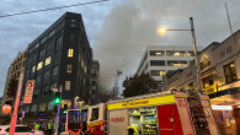 Doi băieți de 13 ani au pornit un incendiu uriaș care a mistuit o clădire istorică cu șapte etaje din Sydney. Sursa foto: Profimedia Images | Poza 8 din 19