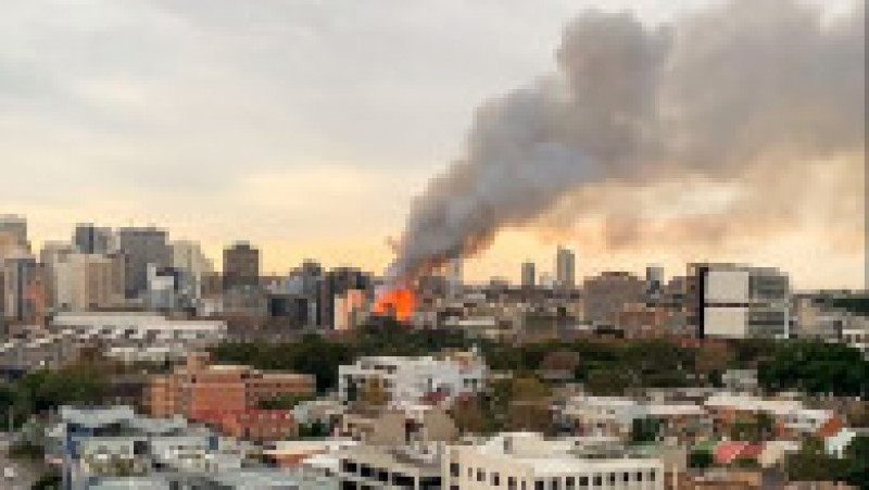 Doi băieți de 13 ani au pornit un incendiu uriaș care a mistuit o clădire istorică cu șapte etaje din Sydney. Sursa foto: Profimedia Images | Poza 7 din 19