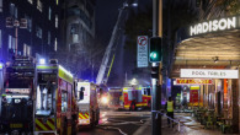 Doi băieți de 13 ani au pornit un incendiu uriaș care a mistuit o clădire istorică cu șapte etaje din Sydney. Sursa foto: Profimedia Images | Poza 14 din 19