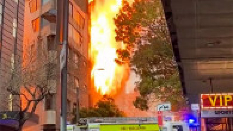 Doi băieți de 13 ani au pornit un incendiu uriaș care a mistuit o clădire istorică cu șapte etaje din Sydney. Sursa foto: Profimedia Images | Poza 10 din 19